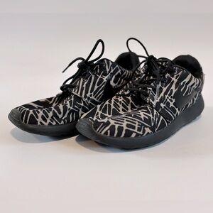 Nike Women’s Roshe One Zebra Print Black White Sneakers 599432-009 Size 6